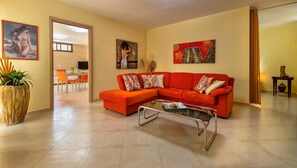 Smart TV, livros, escritórios