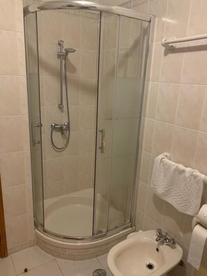 Badekar, hårtørrer, bidet, håndklæder