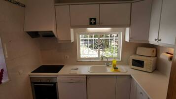 Geladeira, micro-ondas, fogão, cooktop