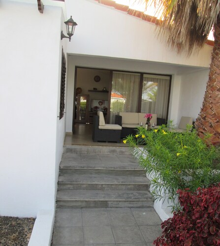 La Palmera apartment, wonderful, quiet and very close to the beach