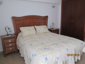 2 habitaciones, tabla de planchar con plancha, cuna de viaje y wifi