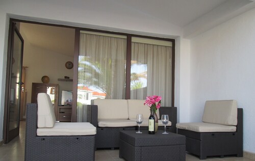 La Palmera apartment, wonderful, quiet and very close to the beach