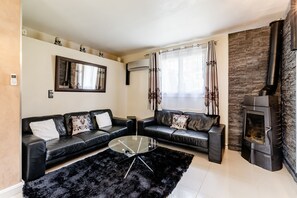 TV connectée, lecteur de DVD, livres, chaîne hi-fi