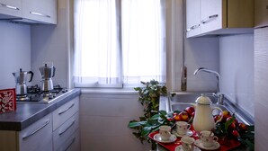 A kitchen with a window, a sink, and a countertop with a kettle and cups. - Wonderful apartment in the center of Rome 100 meters from Vatican  (Roma)