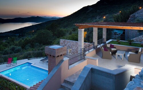 Villa Dias - vue imprenable sur la mer, piscine, sauna et belles terrasses pour 12 personnes