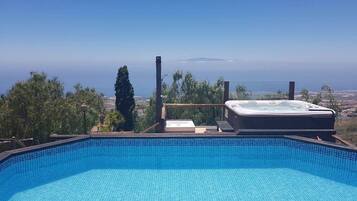 Een verwarmd zwembad