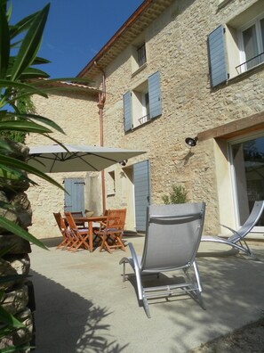 Outdoor dining - Charming new cottage in a farmhouse in Lurs between Luberon and Verdon (Lurs)
