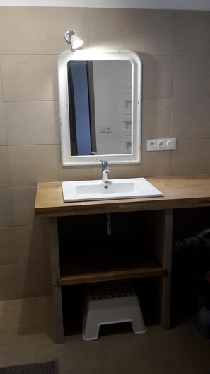 Een douche, een haardroger, toiletpapier