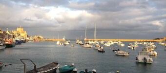 House center of barfleur