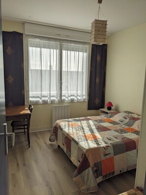 2 chambres, matelas mémoire de forme, fer et planche à repasser