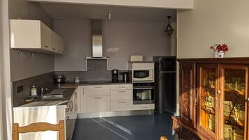 Een koelkast, een microgolfoven, een oven, een kookplaat