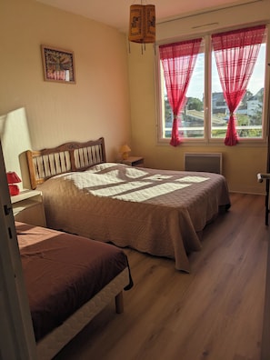 2 Schlafzimmer, Betten mit Memory-Foam-Matratzen, Bügeleisen/Bügelbrett