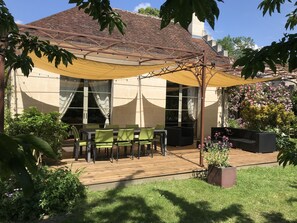 Outdoor dining - Gîte 8 personnes. SPA en option (Coucy-Le-Château-Auffrique)