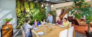 Outdoor dining - Gîte 8 personnes. SPA en option (Coucy-Le-Château-Auffrique)