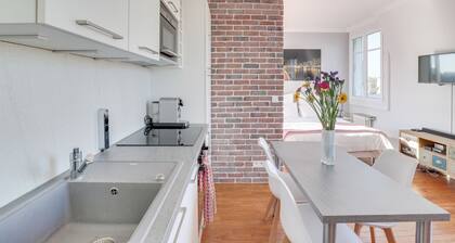 Eiffel Tower view + terrace Saint Germain des Pres