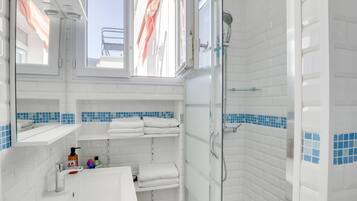 Een douche, een haardroger, handdoeken, zeep