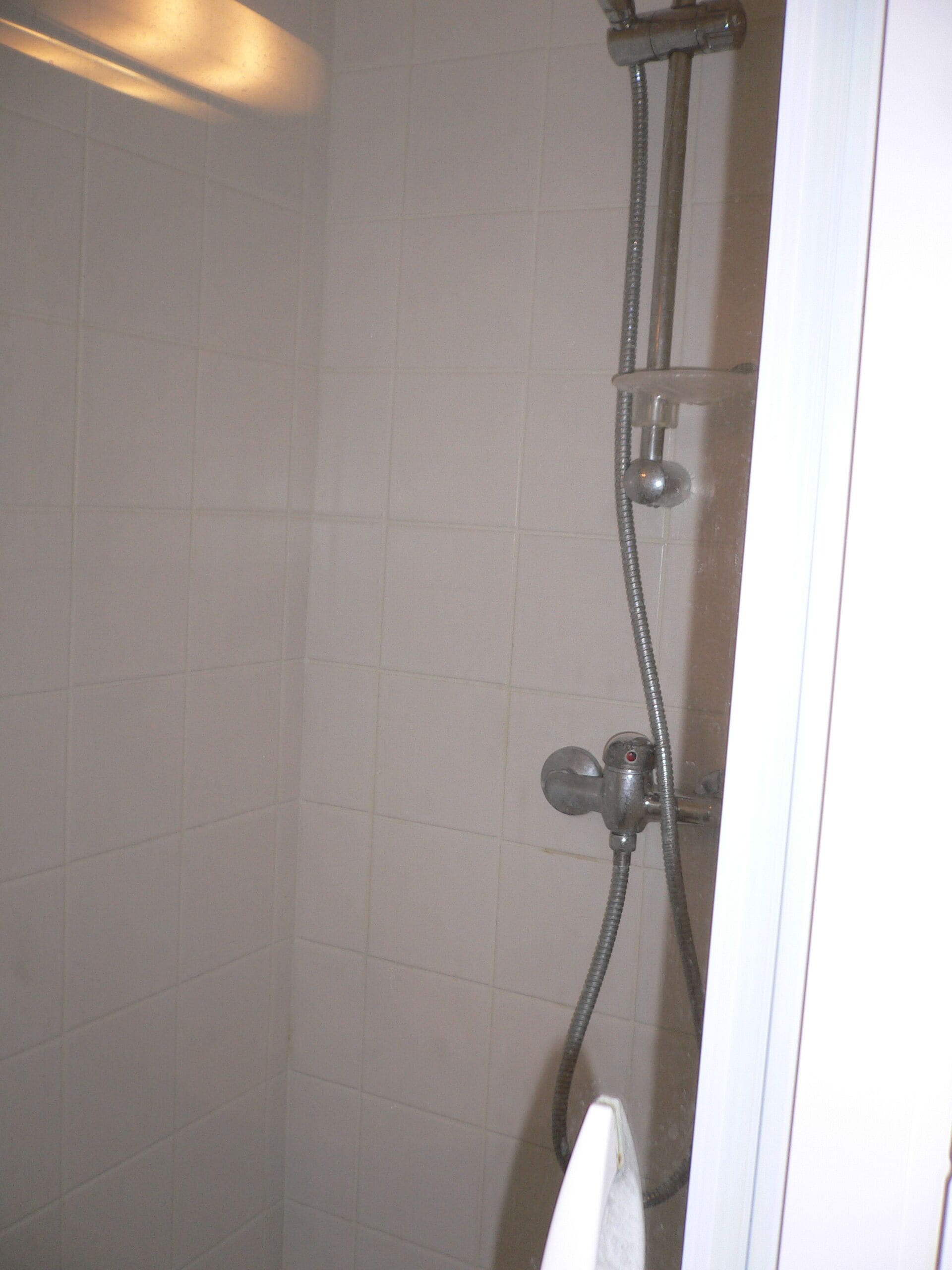 Regadera, toallas, papel de baño 