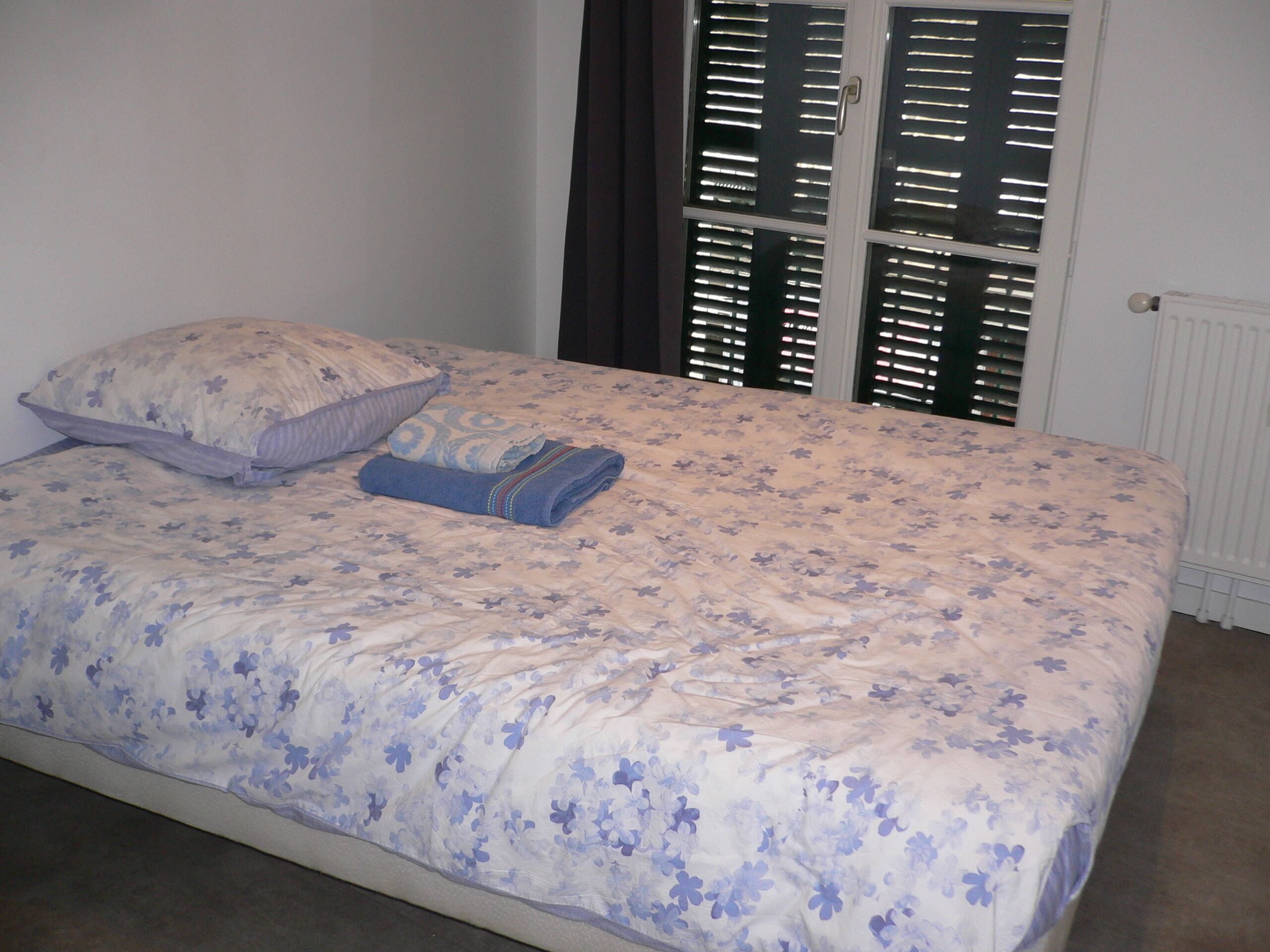 1 habitación, tabla de planchar con plancha, wifi gratis y ropa de cama 
