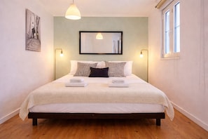 2 chambres, fer et planche à repasser, lit de bébé portatif