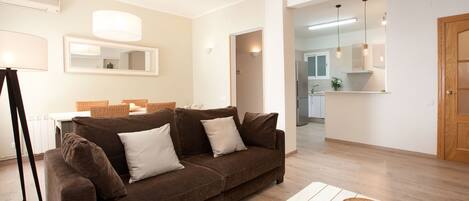 Televisión, reproductor de DVD, libros y estéreo