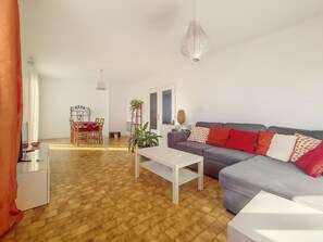 Televisio, kirjoja, stereot