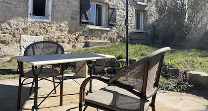 Bas de Maison en plein centre du village