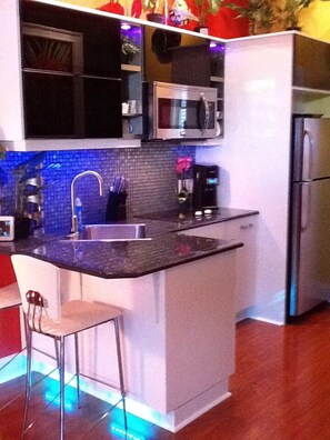 Geladeira, micro-ondas, cooktop, cafeteira/chaleira