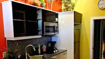 Lemari es, microwave, kompor, dan mesin pembuat kopi/teh