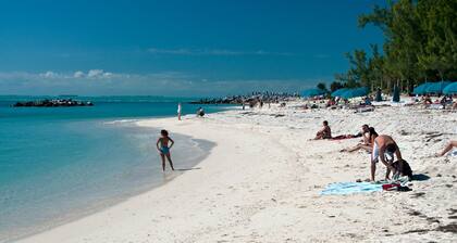 OLD TOWN STEPS TO DUVAL! LA DOLCE VITA SLEEPS 2-4, 3 BLOCKS TO SOUTHERNMOST