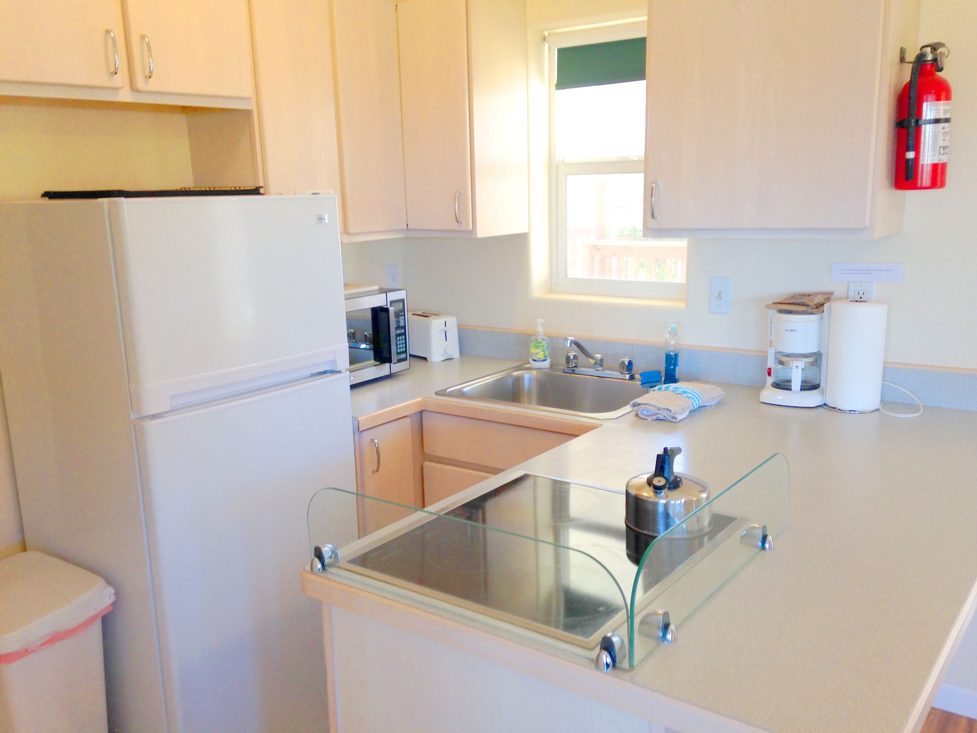 Frigorifero, microonde, piano cottura, macchina per tè/caffè