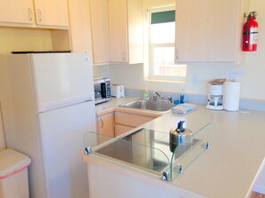 Réfrigérateur, four à micro-ondes, surface de cuisson, cafetiÚre-théiÚre