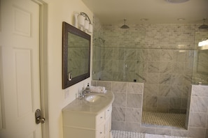 Ensemble douche/baignoire, sĂšche-cheveux, serviettes fournies