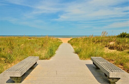 AMAZING BEACH Home at the VB Oceanfront! Walk to the Beach and more!