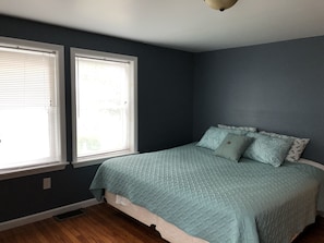 4 bedrooms, iron/ironing board, WiFi, bed sheets