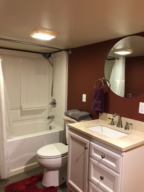 Combined shower/bathtub, hair dryer, towels