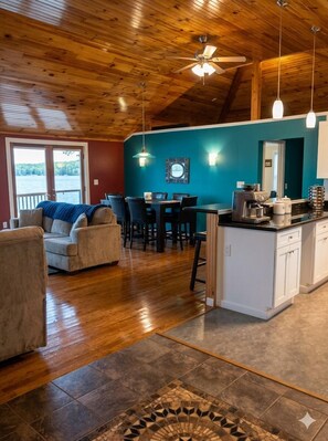 Fernseher, Kamin, DVD-Player, Stereoanlage