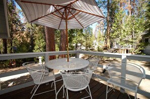 Outdoor dining - CUTE 2B/1B CABIN IN THE WEST VILLAGE ON MADRONE LANE (Shaver Lake)
