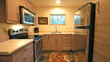 Kylskåp, mikrovågsugn, ugn och spishäll