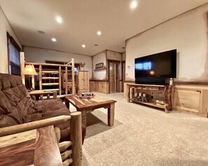 Smart TV, chimenea, videojuegos y reproductor de DVD 