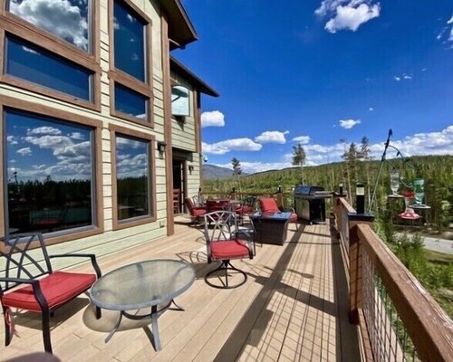 Beautiful Lakeview Custom Home with awesome views!