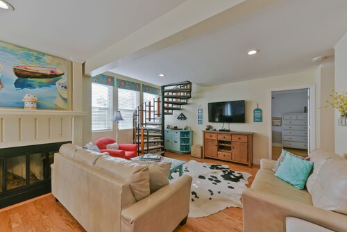 AMAZING Home in the Heart of the VB Resort Area walk to the Oceanfront.