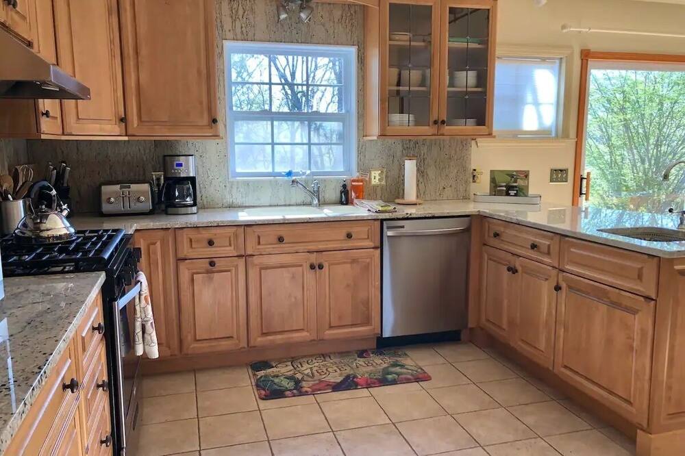 Bright w\/ Beautiful Views, Farm Retreat Home