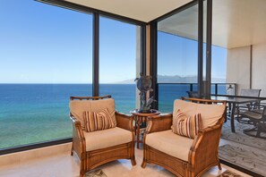 Interior - TOP FLOOR! -  10% off for last-minute bookings - Beachfront - Penthouse! (kaanapali)