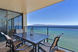 Outdoor dining - TOP FLOOR! -  10% off for last-minute bookings - Beachfront - Penthouse! (kaanapali)