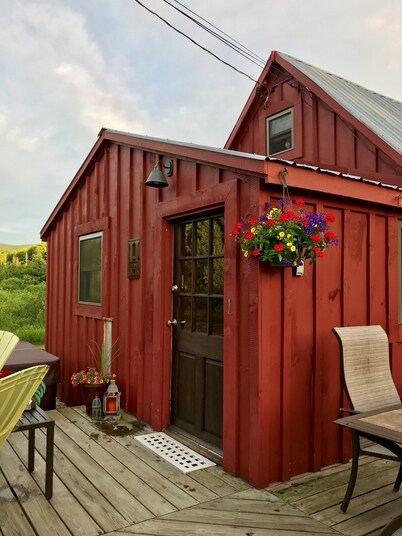 Cozy Hideaway near Ludlow/Okemo. HOT TUB!!
