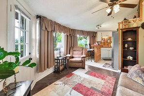 تلفزيون ذكي، مدفأة، مشغل دي في دي، كُتُب