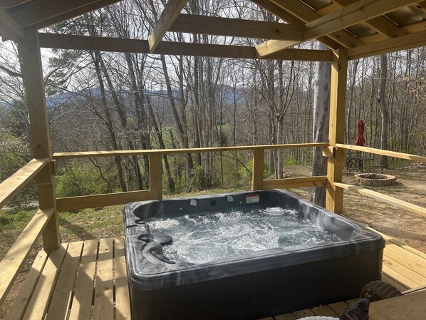 Outdoor spa tub - Best view, hot tub,Close to Asheville, Biltmore House and everything outdoors (Candler)