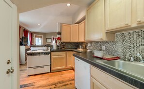 Fridge, microwave, oven, electric kettle - DOWNTOWNS BEST LOCATION Pied-à-terre (Boulder)