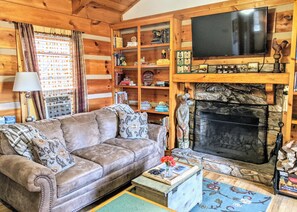 Una Smart TV, una chimenea, un reproductor de DVD, libros