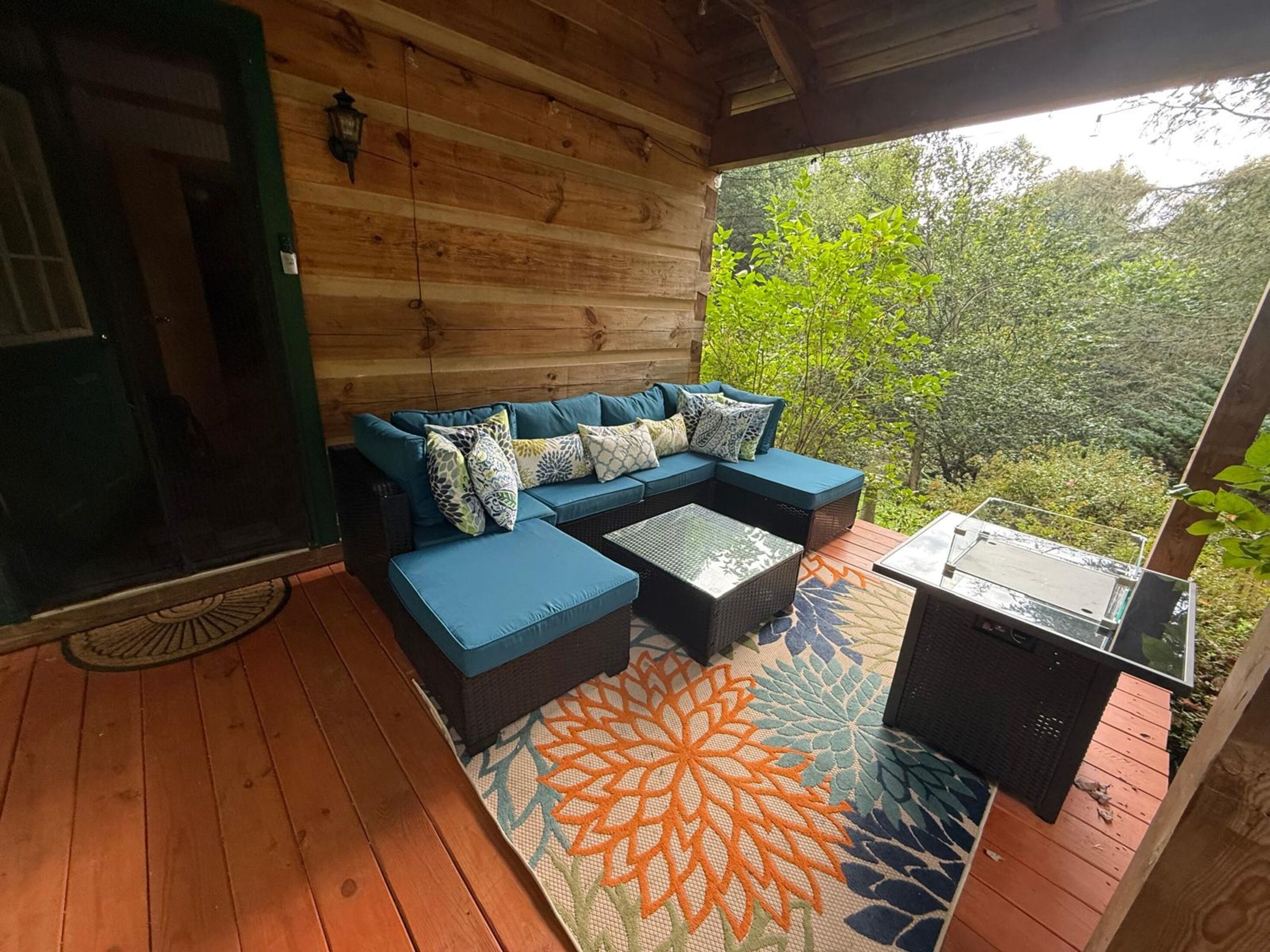 Smart-TV, peis, DVD-spiller og bøker